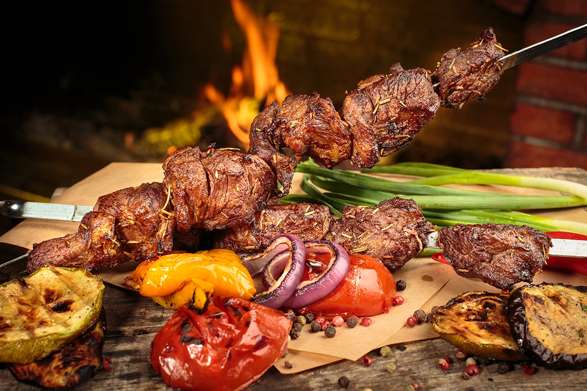 Каким должен быть настоящий шашлык? Как выбирать мясо, как его мариновать, как и на чем жарить, а также с чем его подавать к столу?