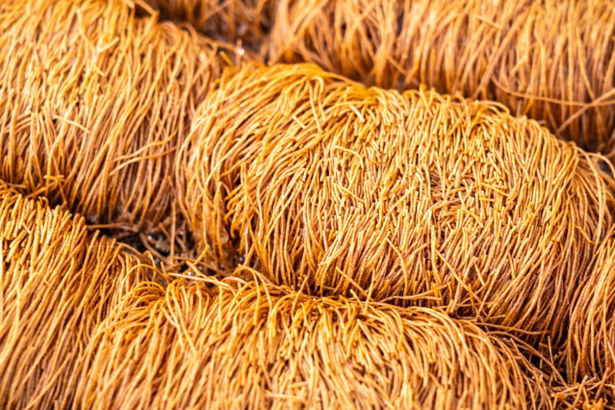 За рубежом тесто катаифи можно встретить под названиями kadaif или shredded phyllo dough
