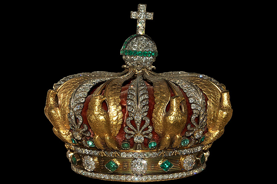 Корона императрицы Франции, супруги императора Наполеона III Евгении, которую украли из Лувра и нашли сломанной возле музея, 19 октября 2025 года. На фотографии корона в своем первоначальном виде