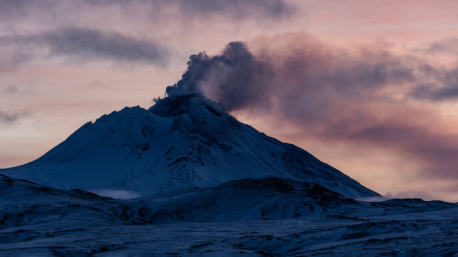 Вид на вулкан Безымянный, Камчатка