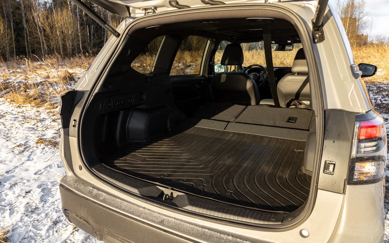 При сложенном третьем ряде в&nbsp;Subaru Forester образуется практически ровный пол. Объем отсека &mdash; 2107 л&nbsp;по&nbsp;методике EPA&nbsp;