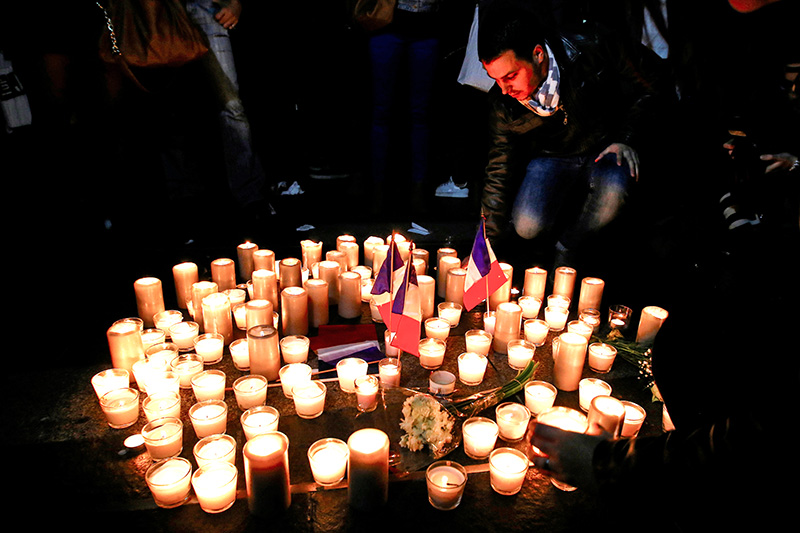 Французские граждане, проживающие в&nbsp;Австралии, зажигают свечи в&nbsp;центре Сиднея, Австралия
