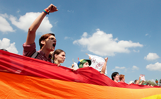 Участники акции в защиту ЛГБТ-сообщества на Марсовом поле в Санкт-Петербурге. Июнь 2013 года



