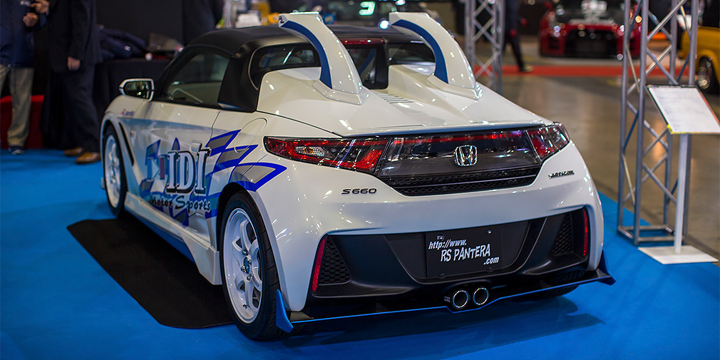 Honda S660 от RS Pantera

Фирма RS Pantera, известная прежде всего работой с роторными &laquo;Маздами&raquo;, не обошла вниманием Honda S660. У ее варианта два симметричных изогнутых воздухозаборника сзади. Причем, один из них фальшивый, а другой направляет воздушный поток в интеркулер. Благодаря наддуву мощность литрового моторчика подняли до 110 лошадиных сил.
