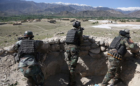 Афганский солдат недалеко от места взрыва бомбы GBU-43/B



