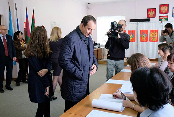 Председатель Законодательного собрания Кубани Юрий Бурлачко с семьей пришел на избирательный участок №4103 в поселке Афипском.
