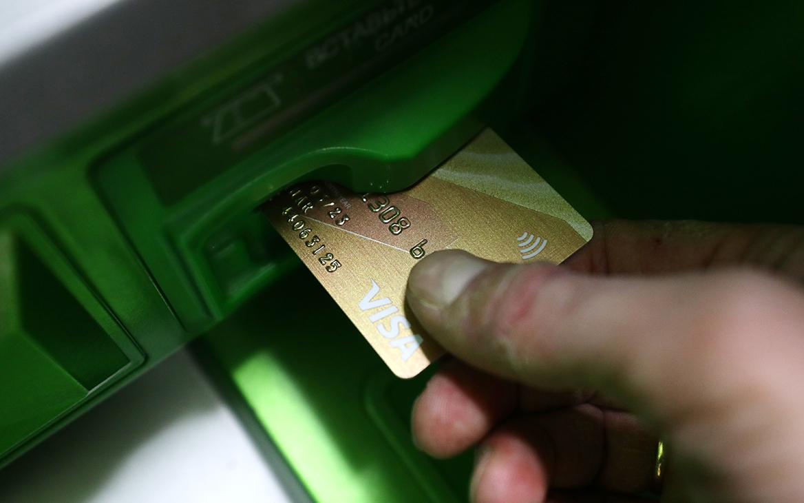 «Коммерсантъ» узнал, что банки попросили 120 млн новых карт для россиян