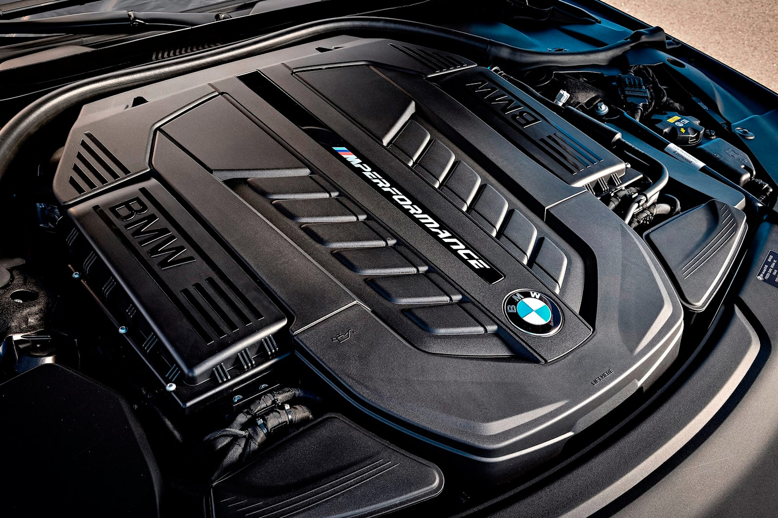 Конец эпохи: BMW построила последний автомобиль с двигателем V12