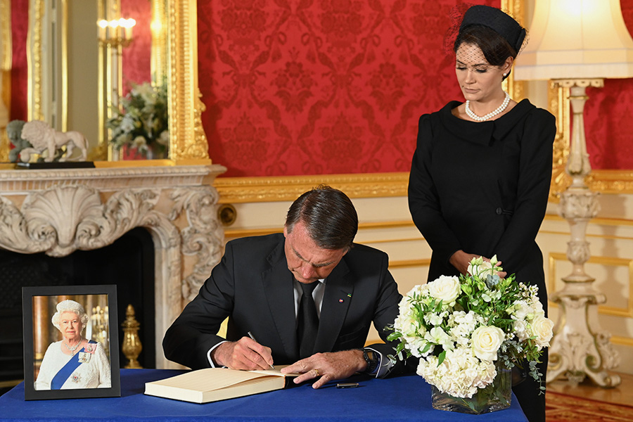 Президент Бразилии Жаир Болсонару и первая леди Мишель де Паула подписывают книгу соболезнований в Ланкастер-Хаусе
