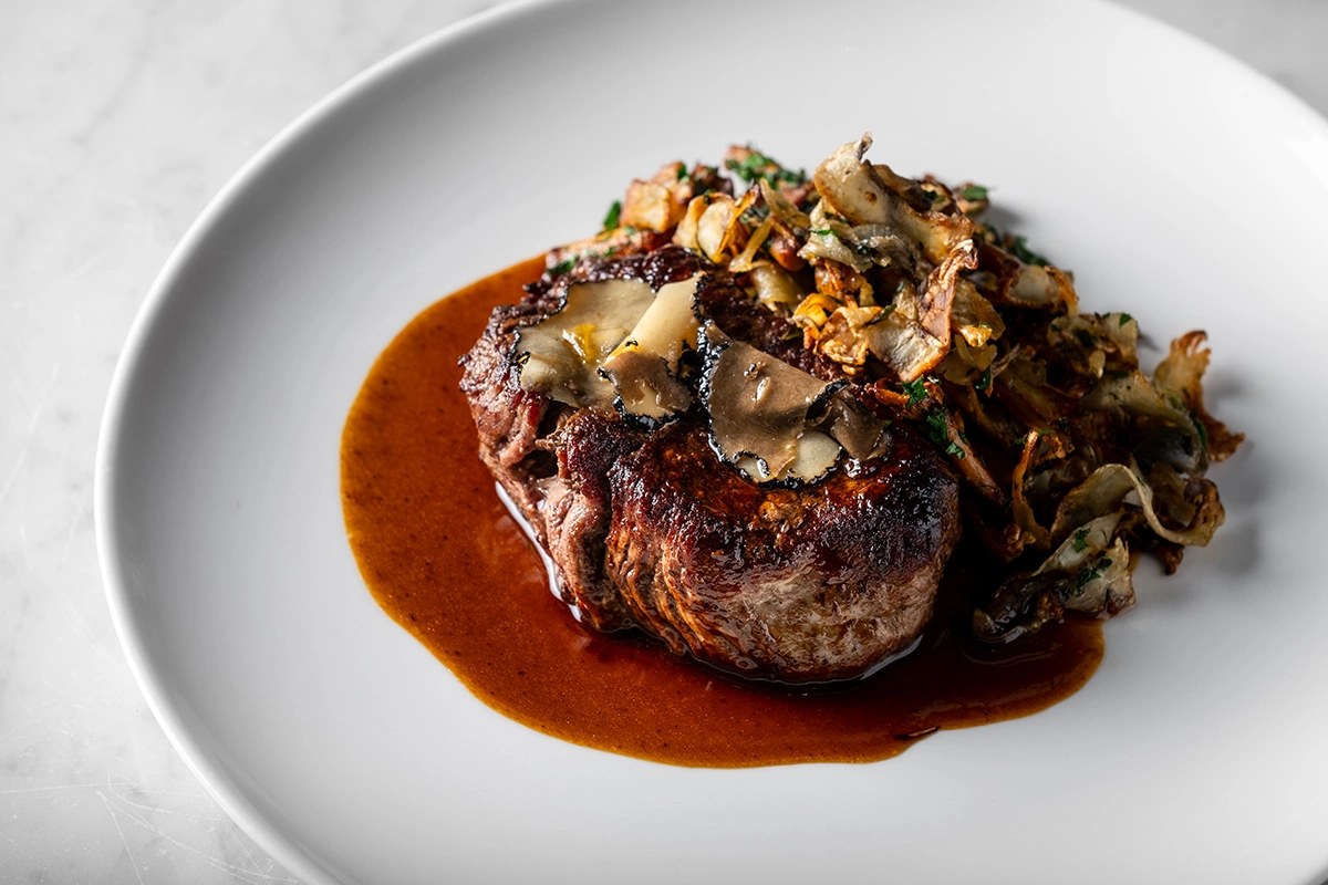 Стейк с трюфелем и лисичками