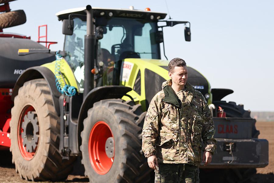 Георгий Филимонов во время старта весенне-полевых работ на территории сельскохозяйственного предприятия &laquo;Туламашагро&raquo; в Луховицком районе, 2023 год
