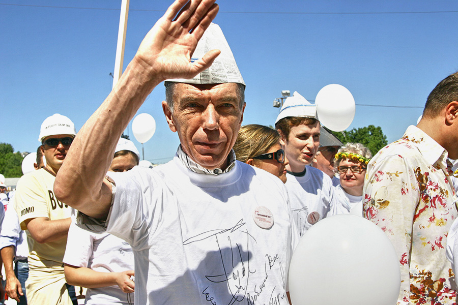 Несмотря на участие в кинопроектах и постановках, главным призванием Николаева все&nbsp;же было телевидение. &laquo;Утренняя звезда&raquo; имела большой успех у зрителей и просуществовала 12 лет. Ее закрытие связывали с началом музыкальным реалити-шоу &laquo;Фабрика звезд&raquo;, стартовавшим в 2002 году на &laquo;Первом канале&raquo;. Как и в передаче Николаева, в новом проекте молодые артисты соревновались друг с другом. Руководство телеканала посчитало, что два похожих шоу идти в эфире не должны.

На фото&nbsp;&mdash; Юрий Николаев принимает участие в театральной фестивале &laquo;Bosco di Ciliegi&raquo; 31 мая 2009 года

&nbsp;