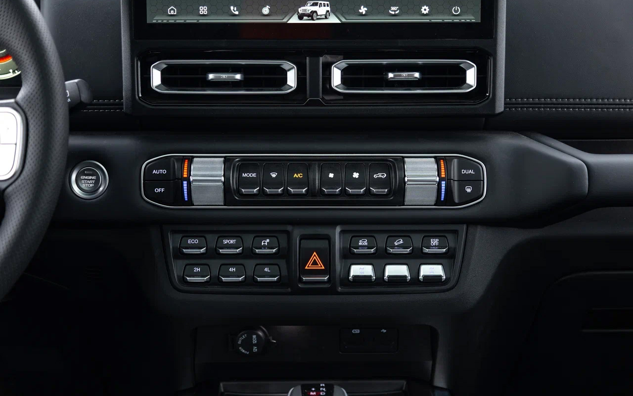 Огромное количество физических кнопок — несомненный плюс BAW 212, но серебристые барабаны управления «климатом» на поверку хлипковаты