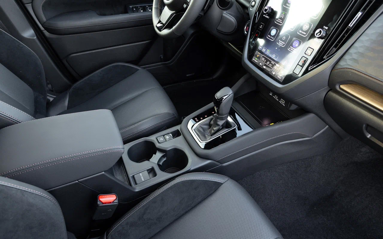 Организация пространства в Subaru Forester &mdash; как в старых добрых 90-х. Все потому, что и селектор КПП тут механический, обычный