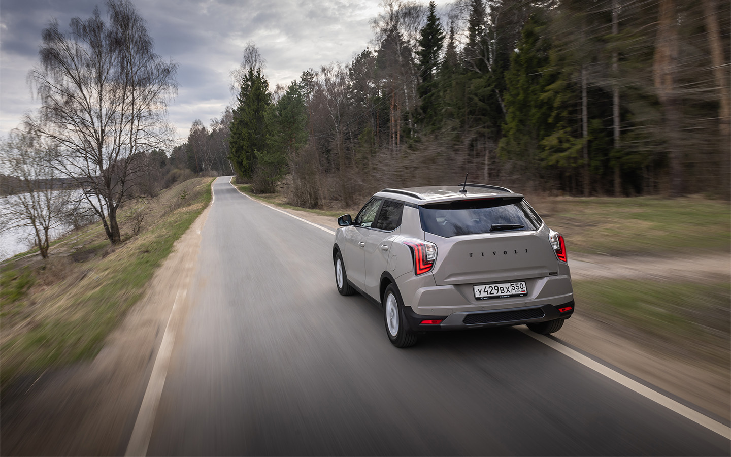 Tivoli оказался не только довольно мощным, но и вполне экономичным. В поездке по загородной трассе, почти в беспробочном режиме, средний расход 92-го бензина составил 6,5 л/100 км