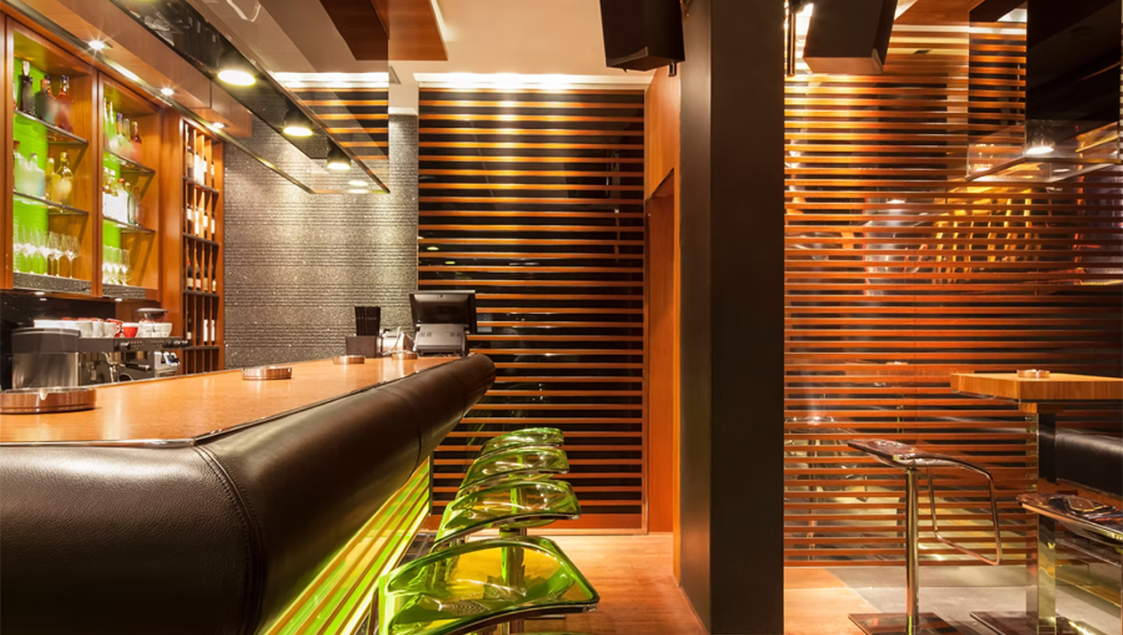 В Японии открыли бар для тех, кто «мучается на работе»