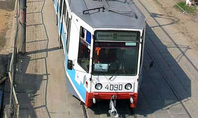 В Москве трамвай протаранил легковой автомобиль