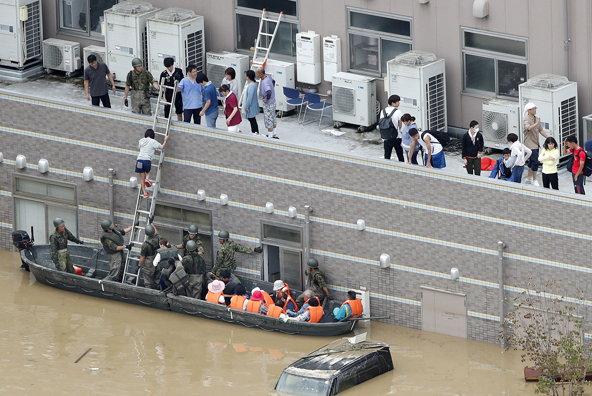 Эвакуация из больницы в Курасики, префектура Окаяма. 8 июля 2018 года