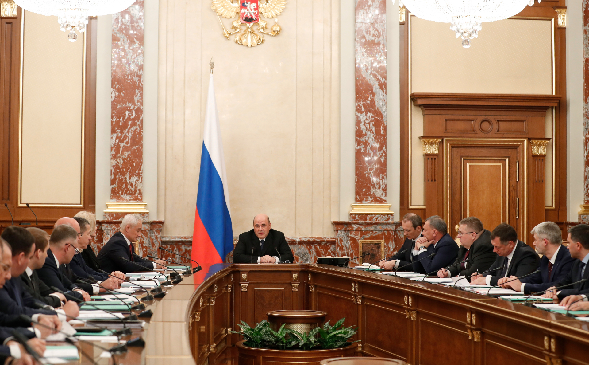 Михаил Мишустин&nbsp;(в центре) на совещании с членами кабинета министров