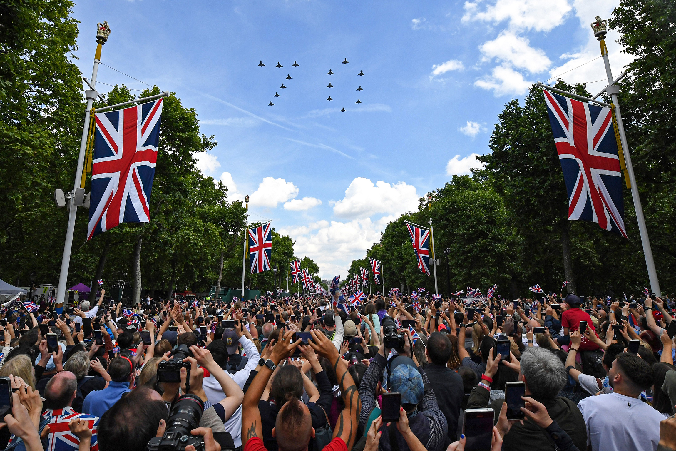 Самолеты королевских ВВС над улицей Мэлл в Лондоне во время парада, 2 июня