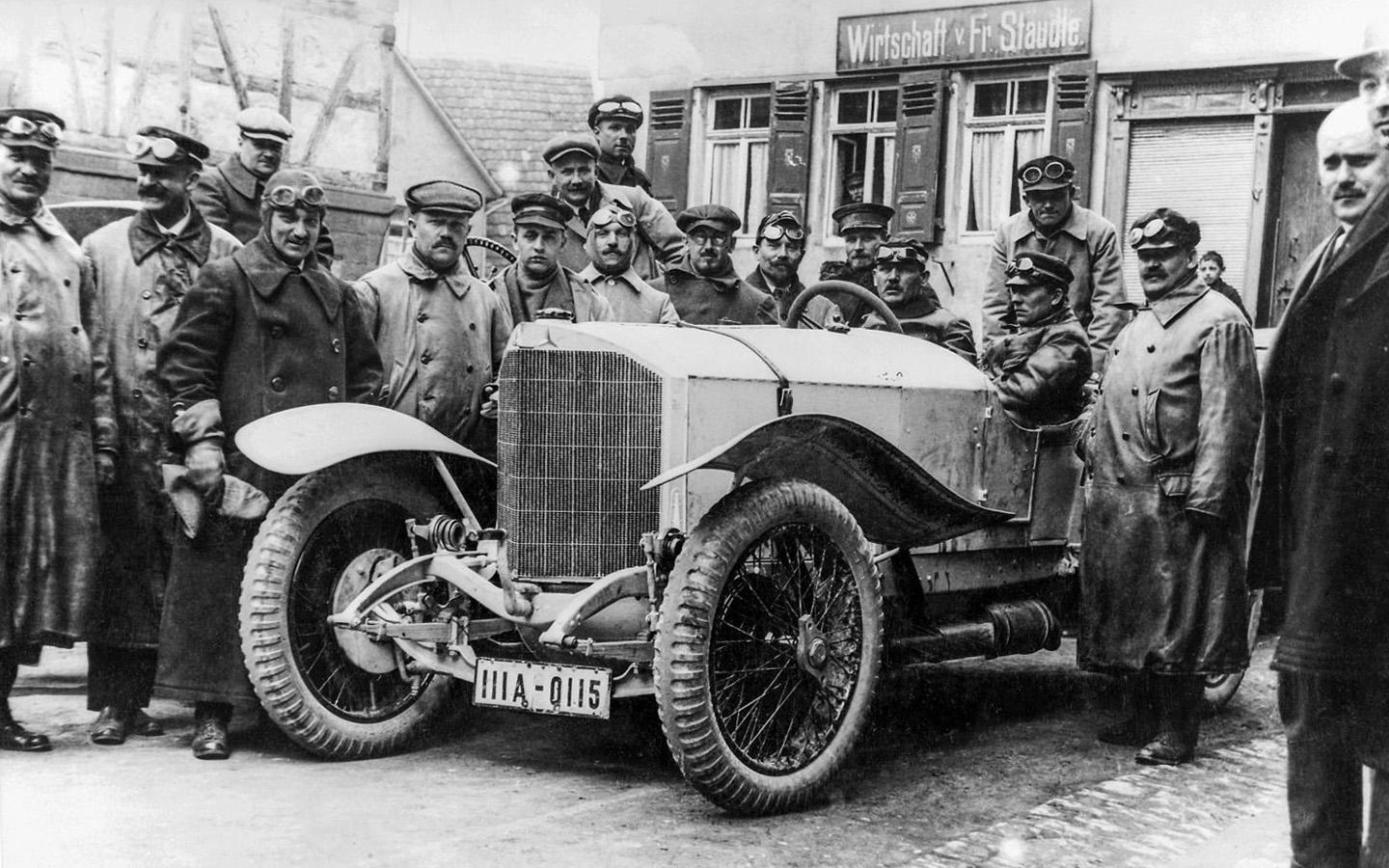 Макс Зайлер за рулем своего Mercedes 28/95 PS с нагнетателем. Зайлер побеждает в классе серийных автомобилей с рабочим объемом более 4,5 л на Targa Florio 1922 года и финиширует шестым в общем зачете. Фотография с водителями и техническими специалистами Daimler-Motoren-Gesellschaft и Паулем Даймлером (пятый&nbsp;слева). 2 апреля 1922 года