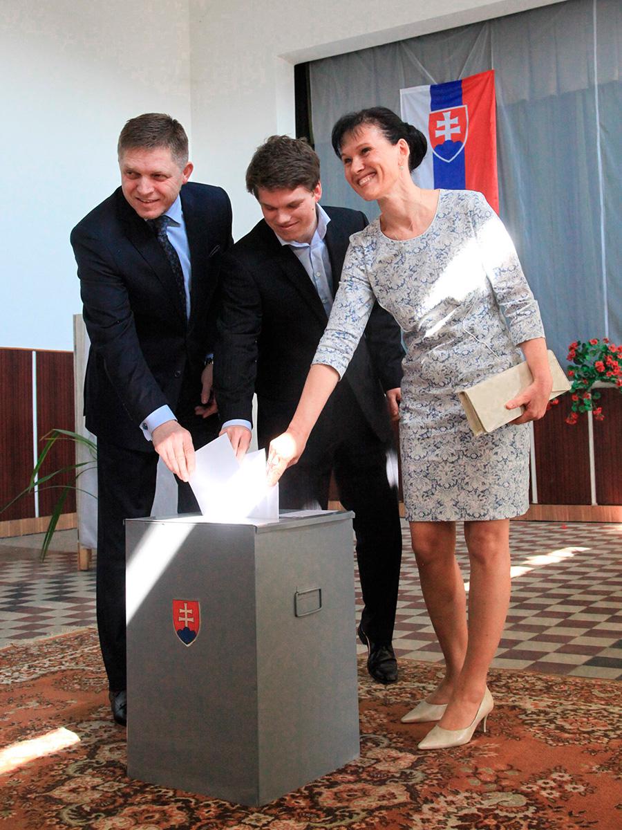Роберт Фицо с женой и сыном на избирательном участке, 2014 год