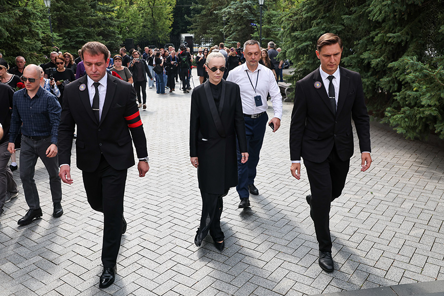 Дочь Юрия Мороза, актриса Дарья Мороз перед церемонией прощания у ЦКБ&nbsp;№1, 16 июля 2025 года