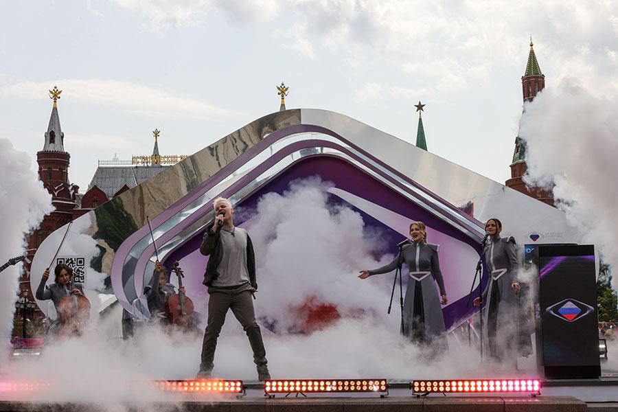Певец Shaman (Ярослав Дронов) на церемонии запуска часов обратного отсчета до международного музыкального конкурса «Интервидение» на Манежной площади, июнь 2025 года