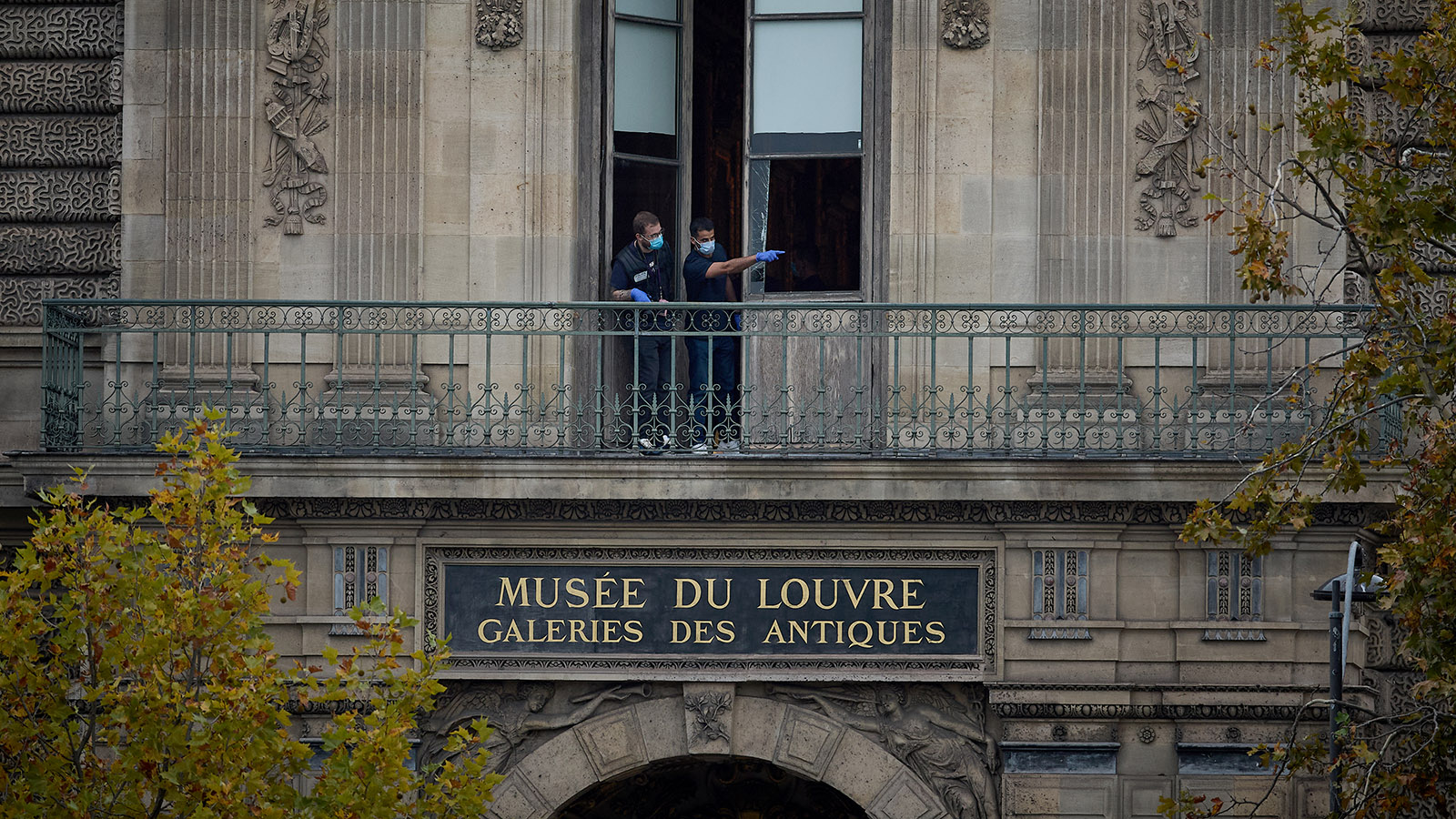 Французские криминалисты осматривают разбитое окно и балкон галереи в Лувре на месте ограбления всемирно известного музея. Париж, 19 октября 2025 года.