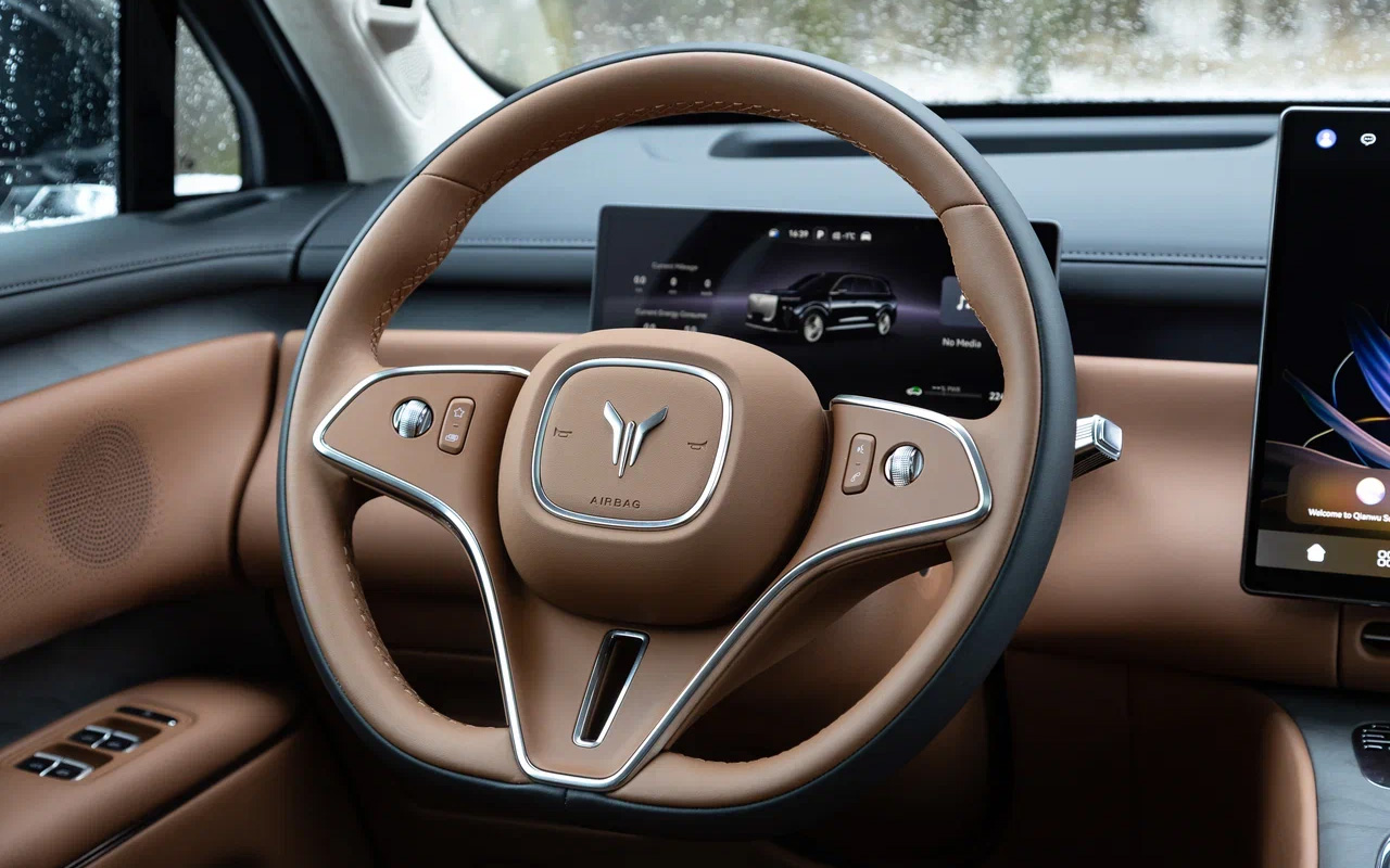 Руль Voyah Taishan минималистичен и удобен. &laquo;Баранка&raquo; не перегружена кнопками, это плюс