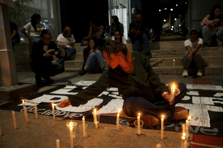Члены семей и правозащитники протестуют перед тюрьмой&nbsp;&laquo;Геликоид&raquo; в Каракасе, где содержатся как обычные, так и политические заключенные. Они&nbsp;требуют продолжить&nbsp;освобождение&nbsp;политзаключенных после того, как председатель Национальной ассамблеи Хорхе Родригес объявил об освобождении&nbsp;иностранных и венесуэльских заключенных.&nbsp;