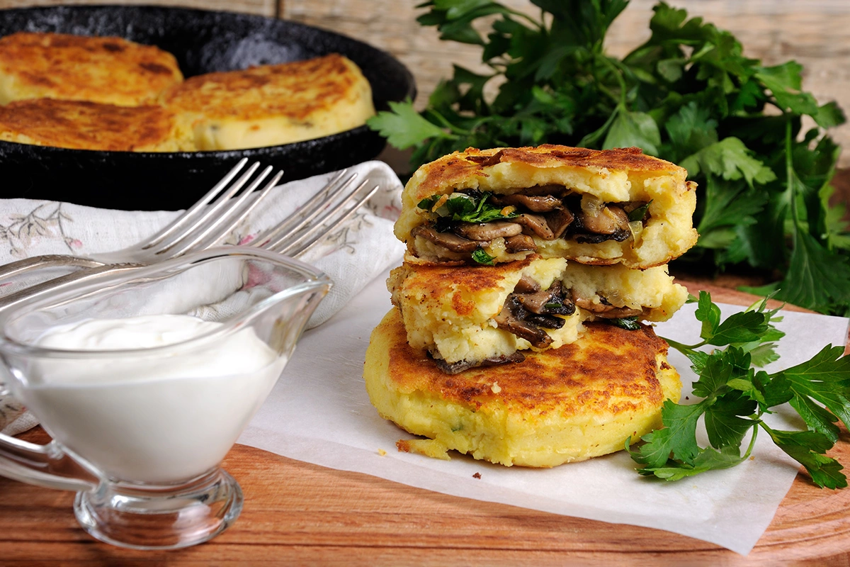 Картофельные зразы готовят с грибами, фаршем, печенью