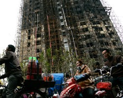 В Шанхае задержаны возможные виновники пожара в жилом доме. ВИДЕО