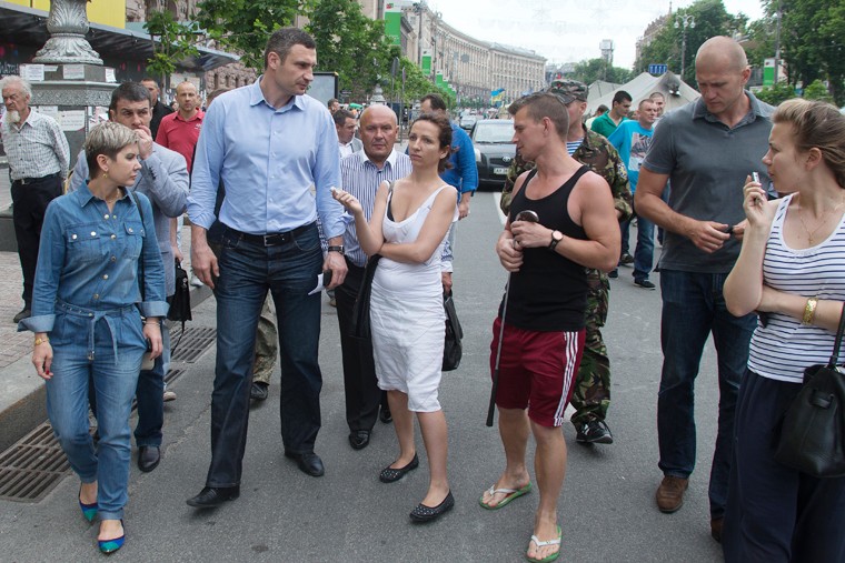 Избранный мэр Киева Виталий Кличко пришел на Евромайдан, чтобы попытаться убедить его активистов начать демонтаж баррикад и палаток. 