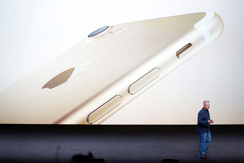 Вице-президент Apple по&nbsp;глобальному маркетингу Филип Шиллер во&nbsp;время презентации iPhone 7
