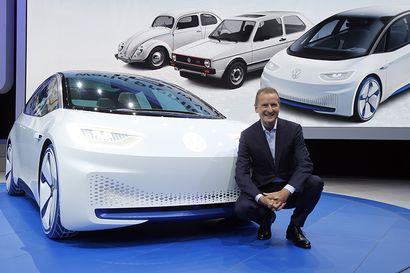 Гендиректор Volkswagen Гербер Дисс представил новый электрокар. Многие автопроизводители считают автосалон&nbsp;в Париже, мэр которого хочет запретить использование дизельных двигателей, лучшим местом для таких новинок​
