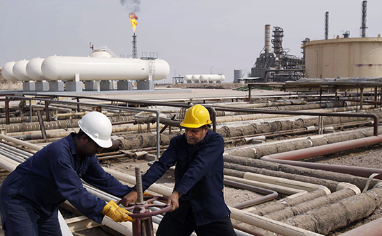 Рабочие на нефтеперерабатывающем заводе в Ираке


