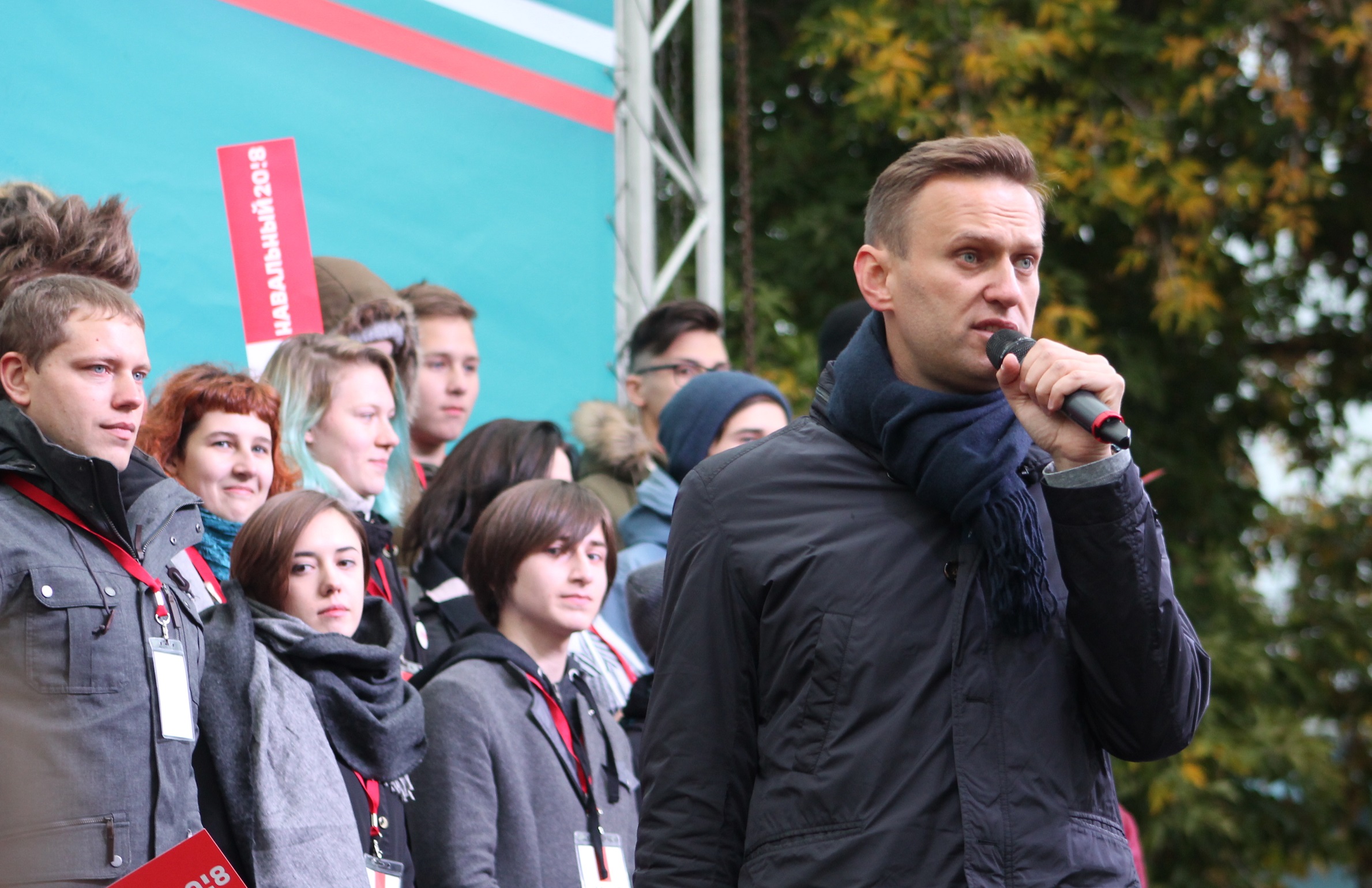 В своем выступлении Навальный поднял типичные для него темы коррупции в России, несменяемости и лицемерия власти.