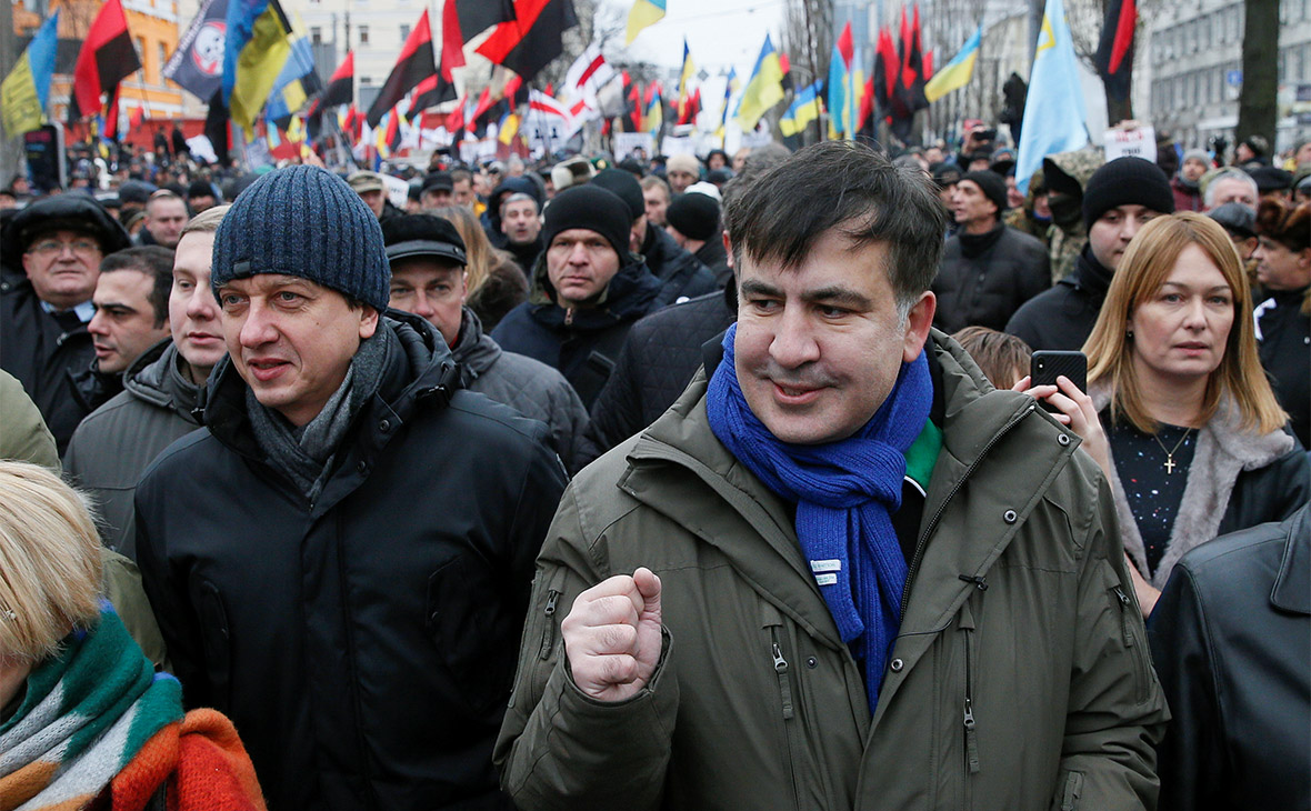 Михаил Саакашвили (справа на переднем плане) и сторонники на митинге
