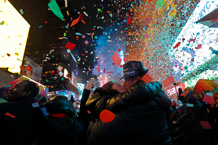 Люди целуются на Таймс-сквер в Нью-Йорке
