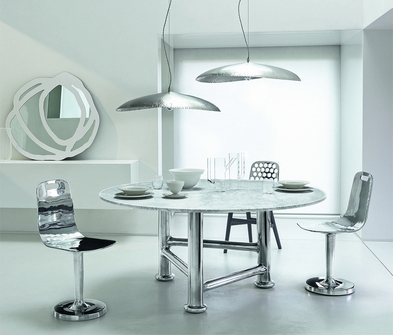 Стол и стулья из коллекции Next, лампы Silver 95 из коллекции Brass, дизайн Паолы Навоне, Gervasoni