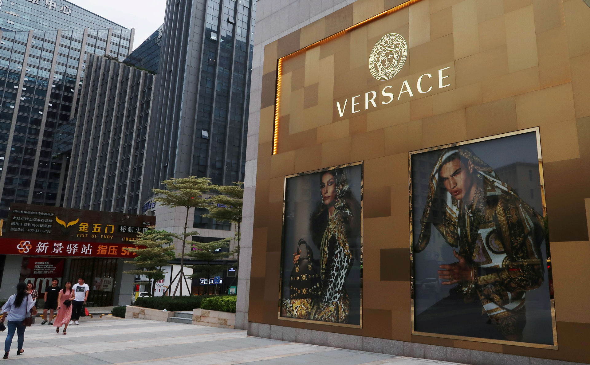 Versace извинился за выпуск футболок с картой Китая без Макао и Гонконга —  РБК