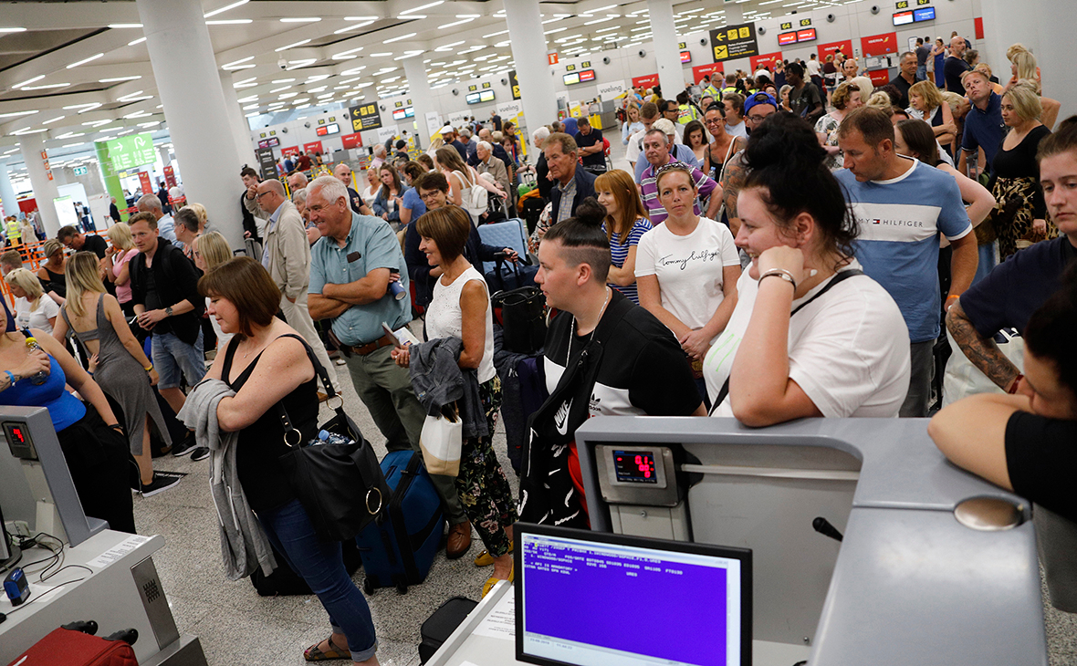 23 September 2019, Spain, Palma: On the day of the insolvency of the British travel group Thomas Cook, passengers are standing at Palma de Mallorca Airport waiting at the check-in counters. The efforts to rescue the battered British tourism group Thomas Cook have failed. The second largest travel company in Europe announced that a corresponding insolvency petition had already been filed in court.&nbsp;