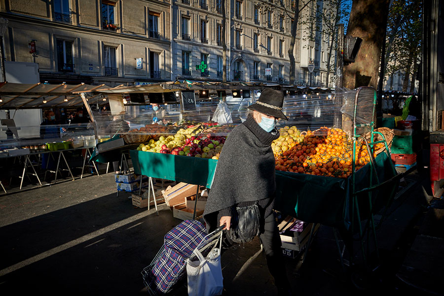 Продуктовый рынок в Париже.

Во Франции закрыты все магазины, за исключением супермаркетов, уличных рынков и точек, торгующих товарами первой необходимости