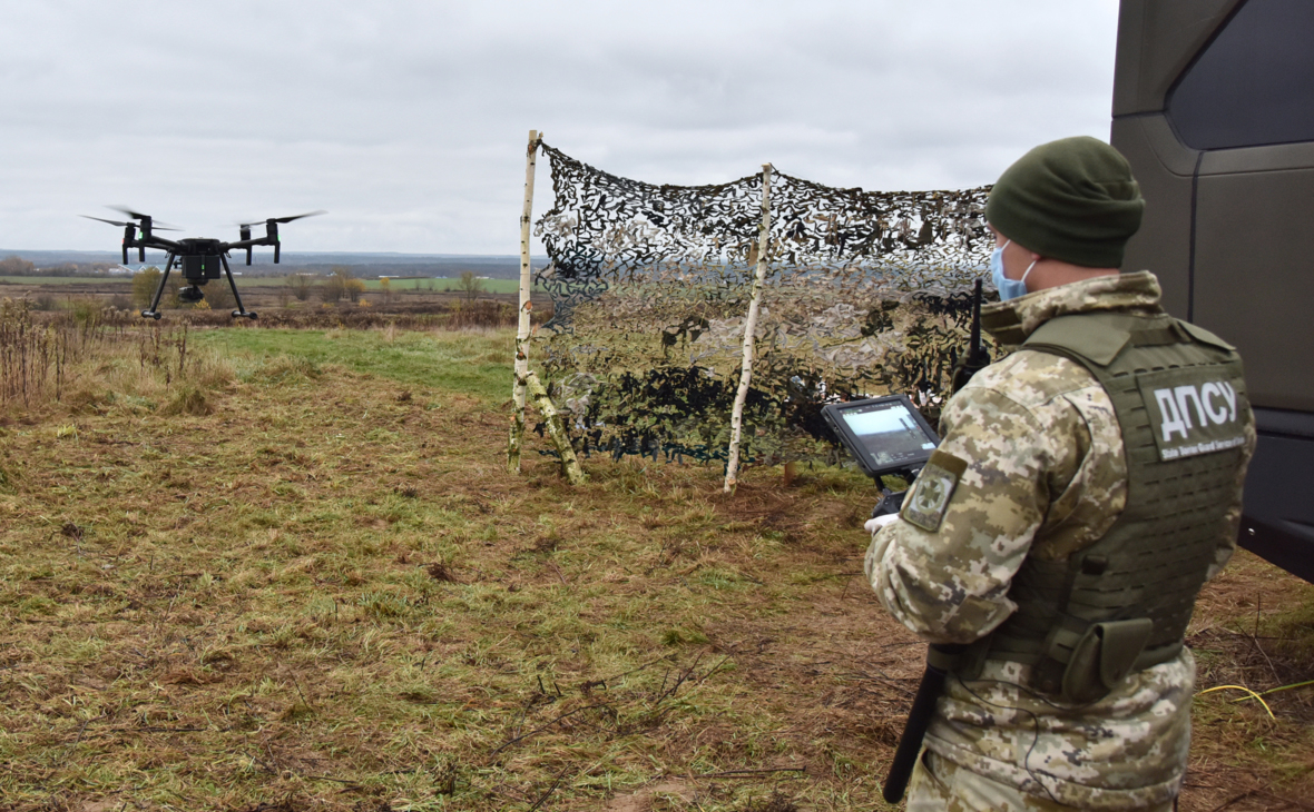 Пограничник Украины запускает квадрокоптер для контроля территории