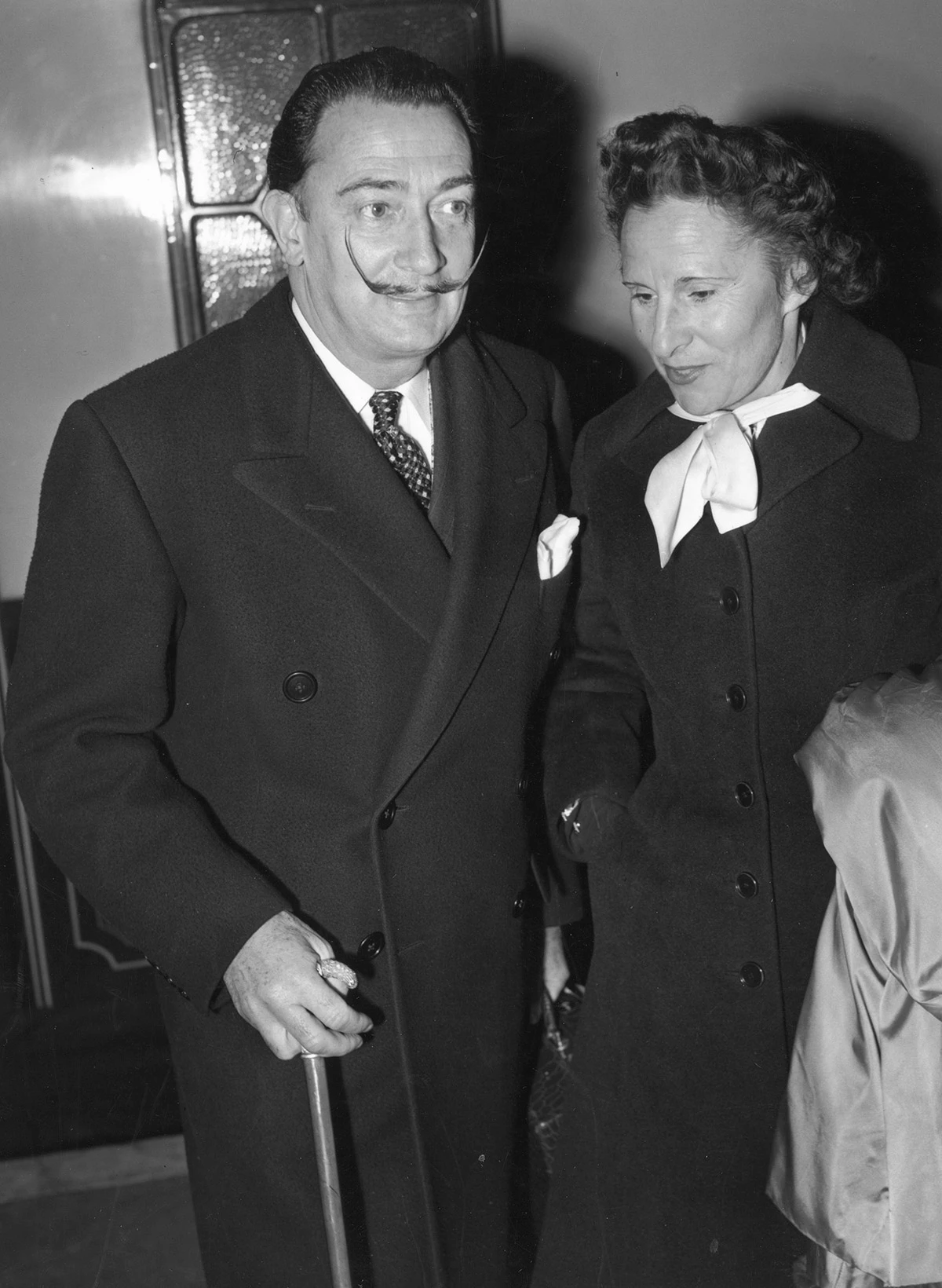 <p>Сальвадор Дали и Гала в Лондоне, 26 апреля 1955 года</p>