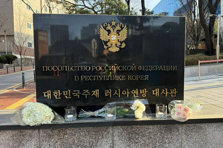 К посольству России в Южной&nbsp;Корее&nbsp;несут цветы в память о жертвах теракта в &laquo;Крокус Сити Холле&raquo;