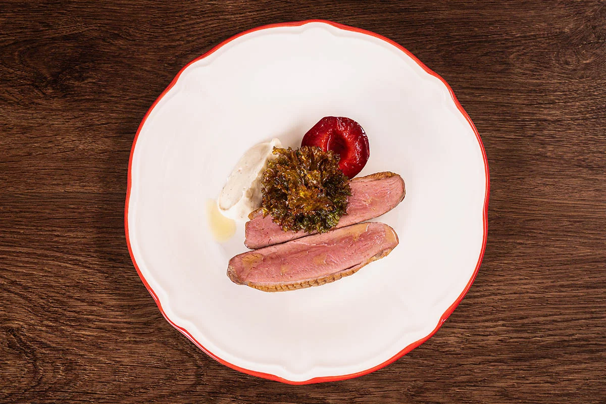 Утиная грудка с муссом из цветной капусты и карамельной сливой