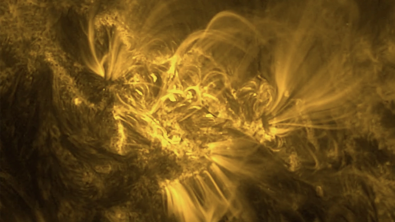 На Солнце произошло несколько вспышек предпоследнего уровня мощности