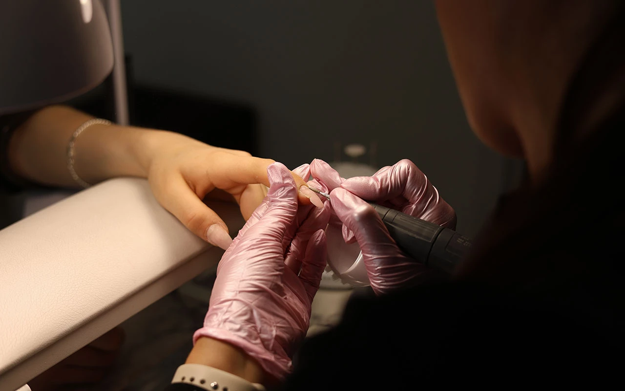 Бизнес-план салона маникюра довольно прост — рассчитайте, сколько услуг нужно оказать, чтобы выйти в ноль (покрыть все расходы). Все, что сверху, — ваша прибыль